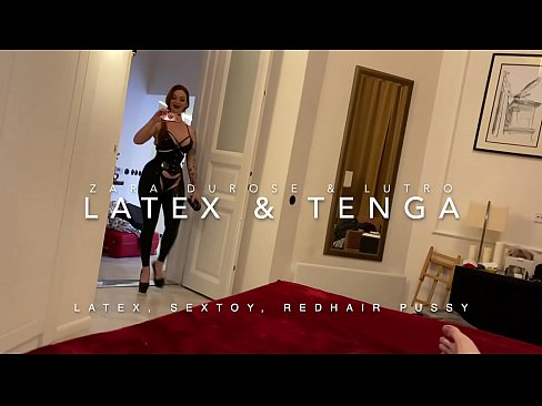 ❤️ Ngoanana e monyane ea nang le hlooho e khubelu ea apereng seaparo sa latex se kentsoeng ke ntate oa bobeli ️❌ ❌❤